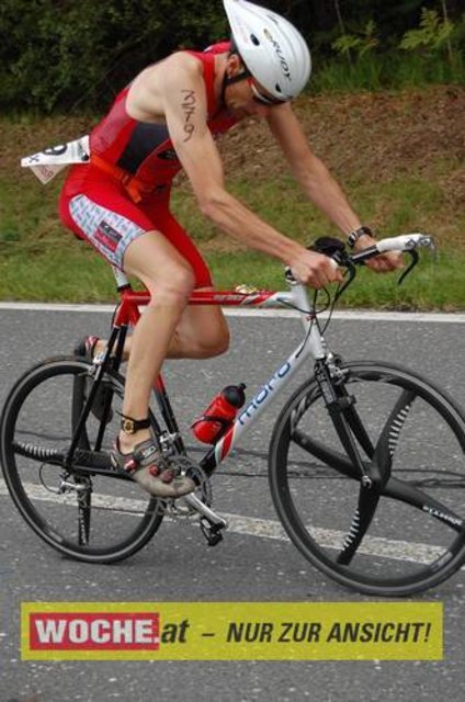 An die 500 Triathleten mußten 500 Meter schwimmen, 32 Kilometer radfahren und 6,7 Kilometer laufen.