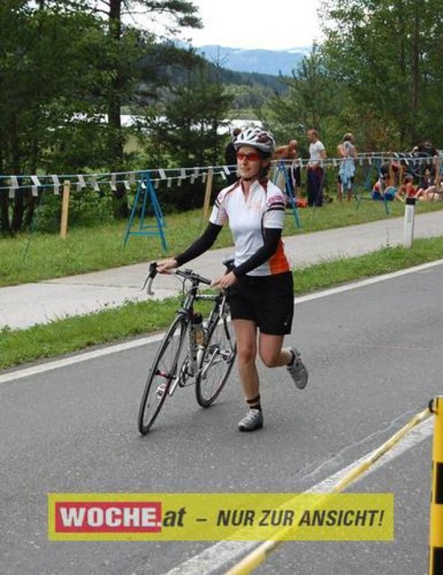 An die 500 Triathleten mußten 500 Meter schwimmen, 32 Kilometer radfahren und 6,7 Kilometer laufen.