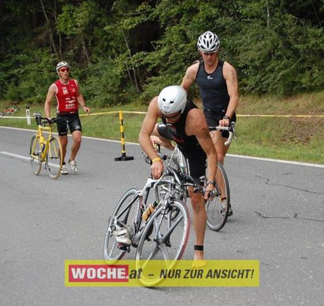 An die 500 Triathleten mußten 500 Meter schwimmen, 32 Kilometer radfahren und 6,7 Kilometer laufen.