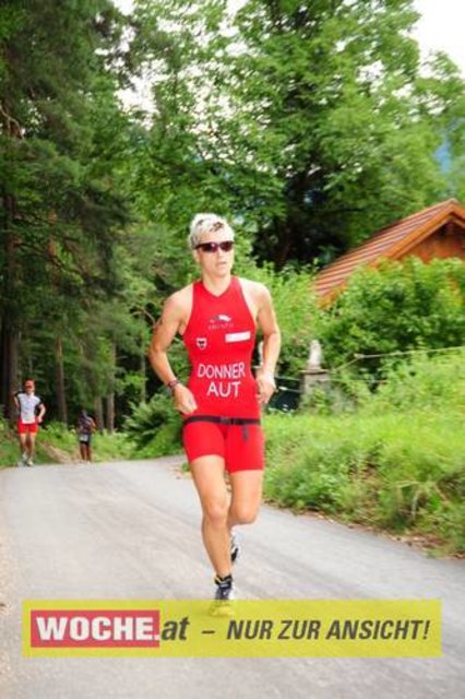 An die 500 Triathleten mußten 500 Meter schwimmen, 32 Kilometer radfahren und 6,7 Kilometer laufen.