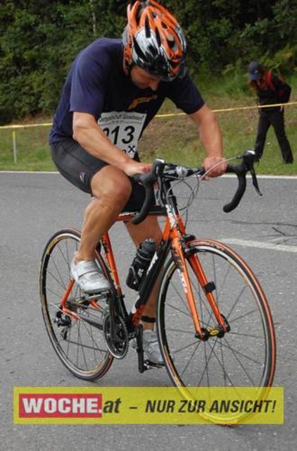 An die 500 Triathleten mußten 500 Meter schwimmen, 32 Kilometer radfahren und 6,7 Kilometer laufen.