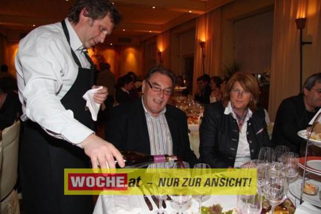 Die Ganslsaison wurde heuer bei den "Tschebull Wirten" Hans, Hannes und Stefan Tschemernjak mit einem Festtagsgansl -Manifest eröffnet.