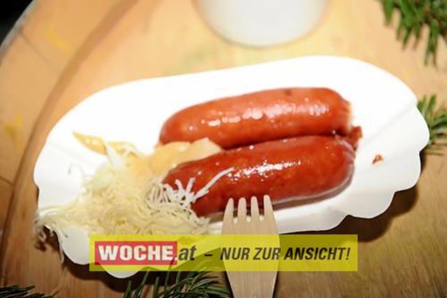 Die Telekom veranstaltete für ihre Business Kunden einen Weihnacht-Wunderwald in der Kärntner Zentrale der Telekom, wo diese bei Puntsch, Verhackertenbrote und Maroni einen Christbaum aussuchen durften.