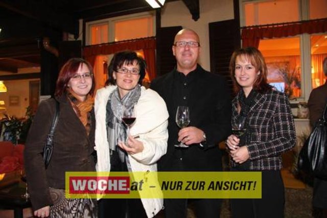 Die Ganslsaison wurde heuer bei den "Tschebull Wirten" Hans, Hannes und Stefan Tschemernjak mit einem Festtagsgansl -Manifest eröffnet.