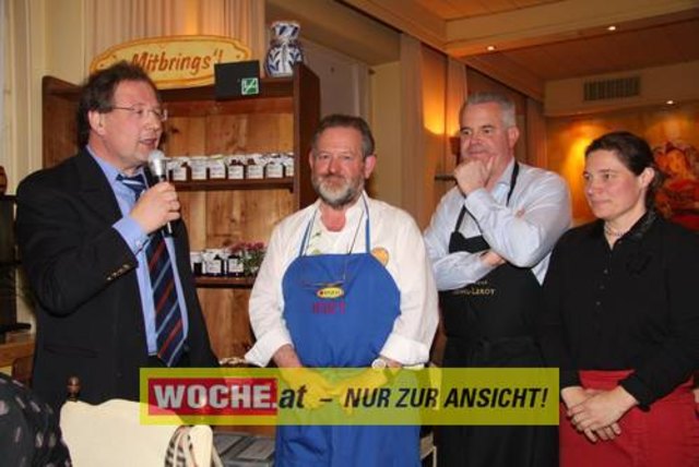 Die Ganslsaison wurde heuer bei den "Tschebull Wirten" Hans, Hannes und Stefan Tschemernjak mit einem Festtagsgansl -Manifest eröffnet.