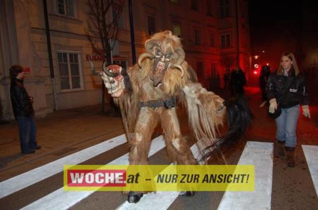 Die WOCHE besuchte den St. Andräer Perchtenlauf, und bezog "Schläge", wie viele junge Mädchen auch!