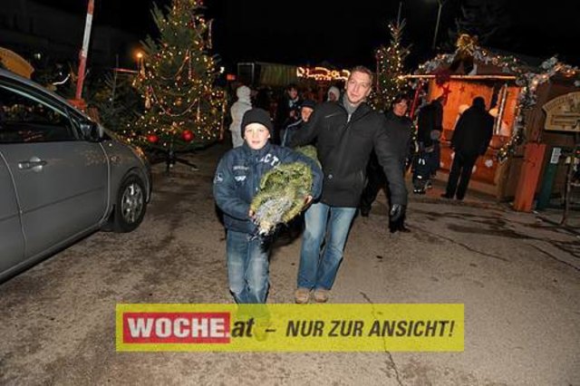 Die Telekom veranstaltete für ihre Business Kunden einen Weihnacht-Wunderwald in der Kärntner Zentrale der Telekom, wo diese bei Puntsch, Verhackertenbrote und Maroni einen Christbaum aussuchen durften.