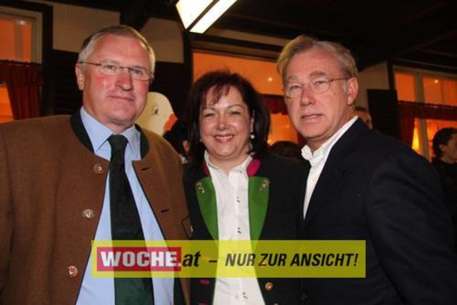 Die Ganslsaison wurde heuer bei den "Tschebull Wirten" Hans, Hannes und Stefan Tschemernjak mit einem Festtagsgansl -Manifest eröffnet.