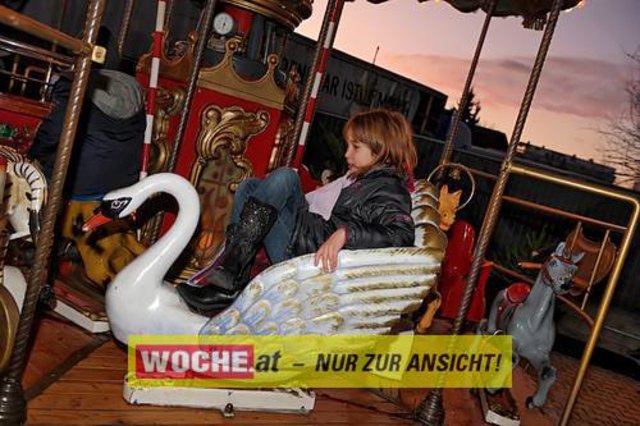 Die Telekom veranstaltete für ihre Business Kunden einen Weihnacht-Wunderwald in der Kärntner Zentrale der Telekom, wo diese bei Puntsch, Verhackertenbrote und Maroni einen Christbaum aussuchen durften.