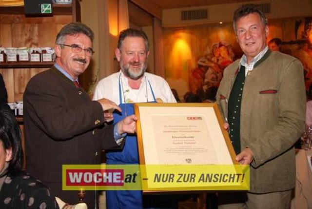 Die Ganslsaison wurde heuer bei den "Tschebull Wirten" Hans, Hannes und Stefan Tschemernjak mit einem Festtagsgansl -Manifest eröffnet.