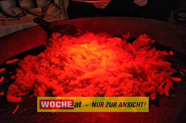 Die Telekom veranstaltete für ihre Business Kunden einen Weihnacht-Wunderwald in der Kärntner Zentrale der Telekom, wo diese bei Puntsch, Verhackertenbrote und Maroni einen Christbaum aussuchen durften.