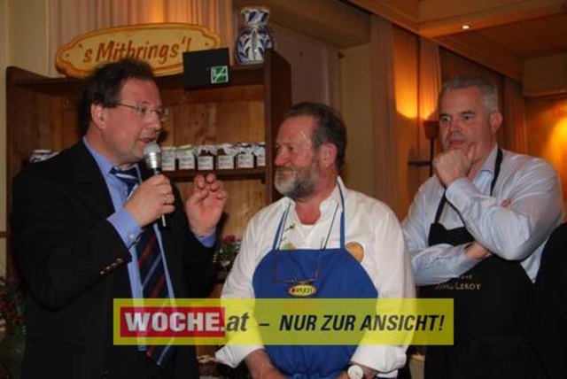 Die Ganslsaison wurde heuer bei den "Tschebull Wirten" Hans, Hannes und Stefan Tschemernjak mit einem Festtagsgansl -Manifest eröffnet.