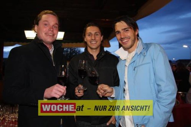 Die Ganslsaison wurde heuer bei den "Tschebull Wirten" Hans, Hannes und Stefan Tschemernjak mit einem Festtagsgansl -Manifest eröffnet.