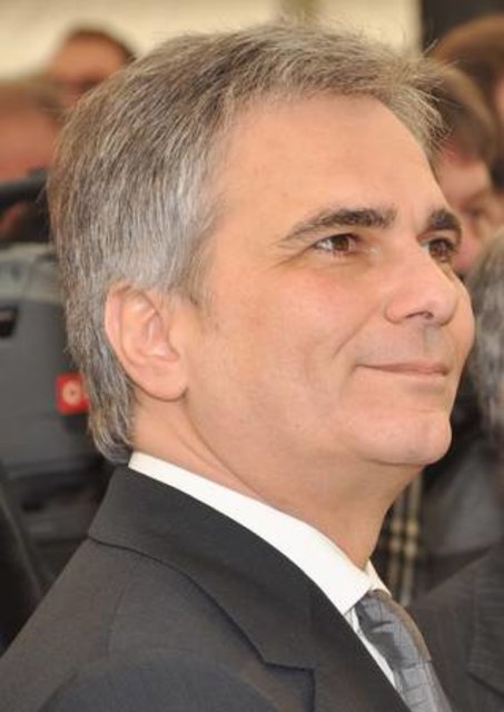 Bundeskanzler Werner Faymann hält Politiker-Vorhersagen über das Ende der Krise für unseriös und hofft, dass Barack Obama lange genug im Amt bleibt, um ísterreich zu besuchen. ?Momentan hat er dringendere Probleme, als das schöne ísterreich zu sehen?