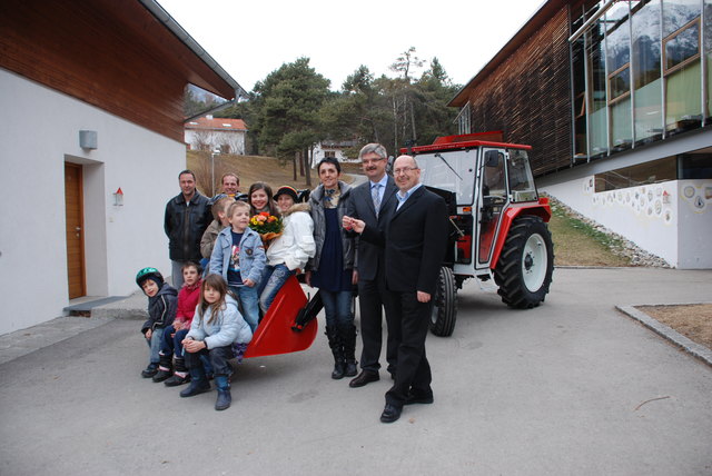 Freude kam auf: Dorfleiter Werner Schreyer, Hermann Lindner, SOS-Mutter Anita Oppeneiger (v.r.)mit Kindern und Dorfmeistern.