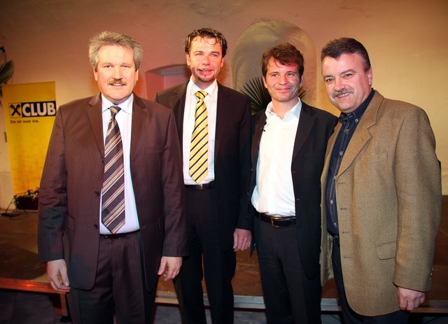 Bürgermeister Robert Strießnig, Kabarettist Friedrich Gamerith, Raika-Filialleiter Manfred Schinegger und HAK-Direktor Mag. Walter Olsacher freuten sich über den gelungenen Kabarett-Abend (von rechts) | Foto: Schusser/KK
