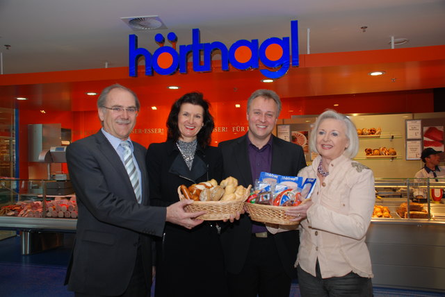 Feierstimmung: GF Friedrich Auer mit Gattin Claudia Auer-Hörtnagl, Neo-Stadtchef Stefan Weirather und Hörtnagl-Chefin Doris Daum-Hörtnagl in der neuen Filiale im Imster Fachmarktzentrum.