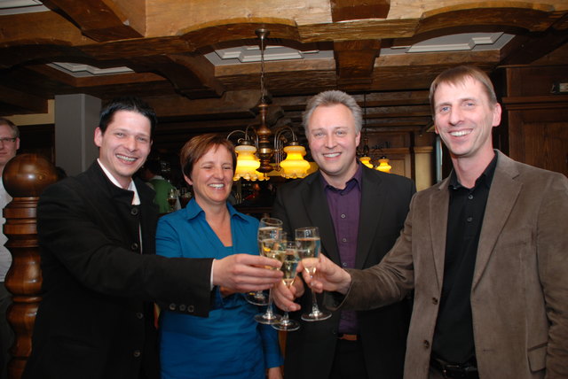 Christoph Stillebacher, Martina Frischmann, Bgm. Stefan Weirather und Stefan Krismer stießen auf den Wahlerfolg in der „Krone“ an.