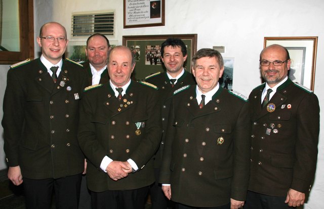Der neue Bezirksausschuss unter der Führung von Bezirksoberschützenmeister Erhard Hafner (3.von links).� | Foto: Auer