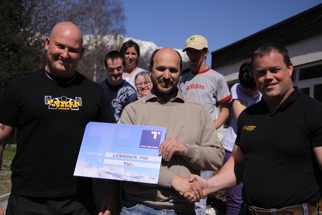 Der Erlös von rund 750 Euro spendeten die Muskelprotze für einen guten Zweck.