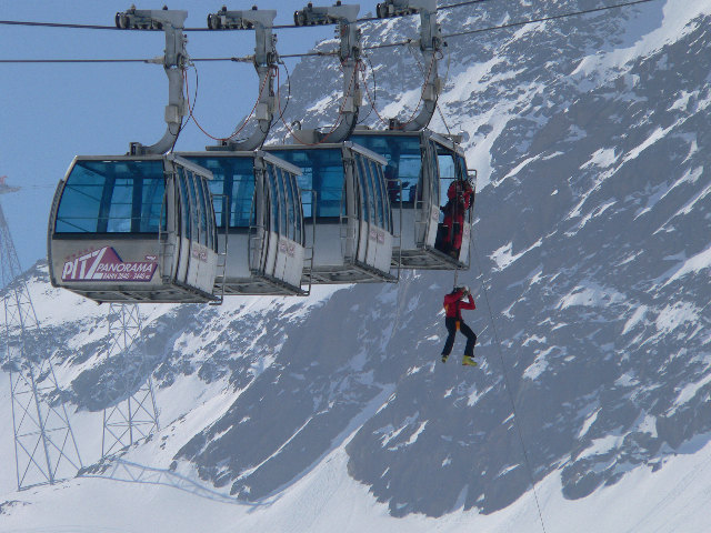 In schwindelnden Höhen waren die Retter im Einsatz. | Foto: Föger