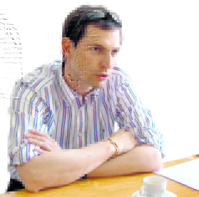 Landesrat Christian Ragger in der Telefonstunde. Leser stellten Fragen zu neuen Regelung der Wohnbauförderung, Foto: Leitner