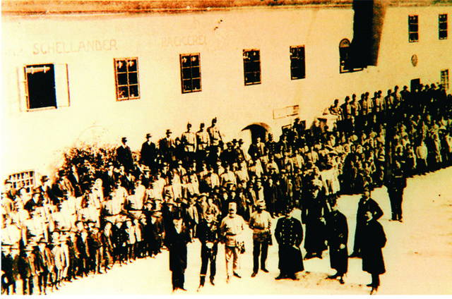 Militärparade am Kirchenplatz