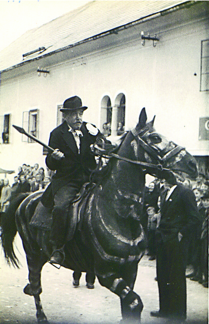 Kufenstechen am Kirchenplatz 1959