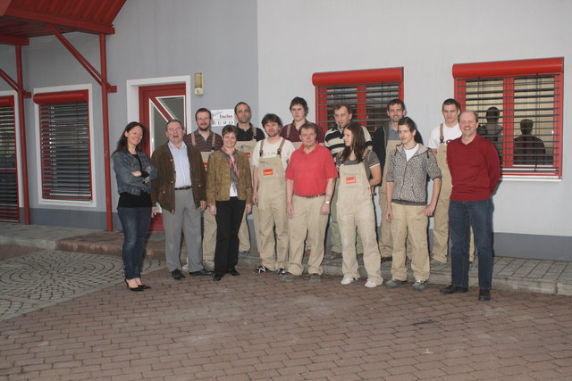 Die Belegschaft der Tischlerei Erschen in Eberndorf feiert die Neugestaltung der Büroräumlichkeiten