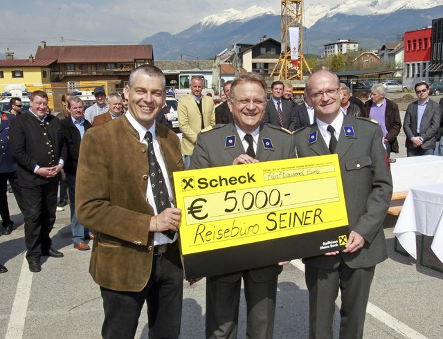 Gerhard Seiner bei der Übergabe an Präsident Dr. Ambrozy und Bezirksstellenleiter Dr. Gerald Bruckmann