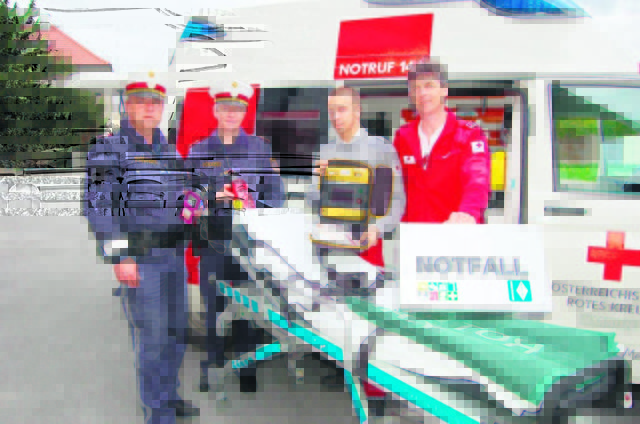 Gruppeninspektor Erich Maurer, Kommandant Helmut Amenitsch, Rettungs- sanitäter Sascha Ostrowerhow sowie Notfallsanitäter Gerd Fojan