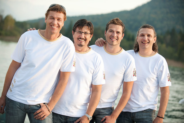 Hoffen auf den Aufstieg ins Finale des „Grand Prix der Volksmusik 2010“ : Die Wörtherseer  Monika Regenfelder (hier als Dirndlkönigin im Löwenkleid aus dem Haus Strohmaier Weitensfeld) mit der Gruppe „Sunnawend“ | Foto: Fessl