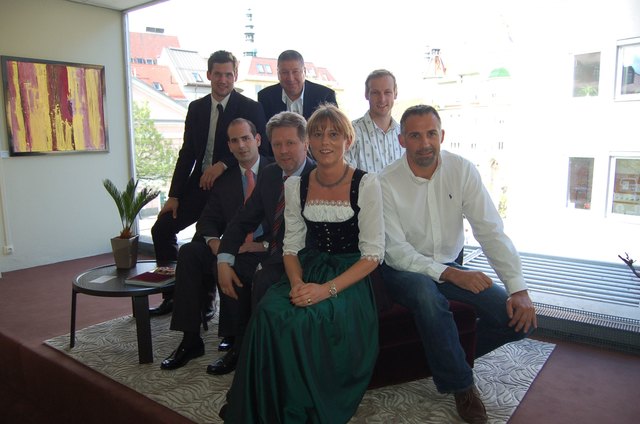 Vorne: Konrad Burger-Scheidlin, Erwin und Monika Taurer, Gerry Ressmann (von links); Hinten: Gregor Hager, Jan Velica und Joey Kirisits (von links)