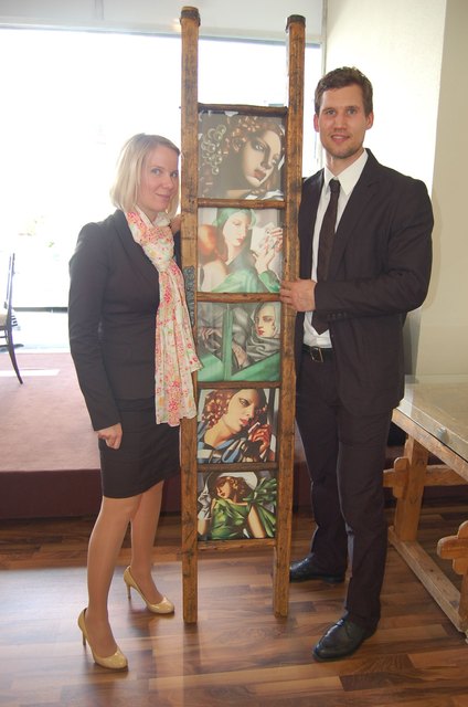Susi und Gregor Hager mit einem seiner Möbelstücke