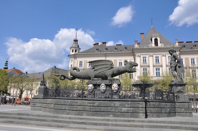 Lindwurmbrunnen mit Herkules (Neuer Platz) und das Wörtherseemandl (Dr. Arthur Lemisch Platz): Klagenfurts Sagen werden in „Universum“ behandelt