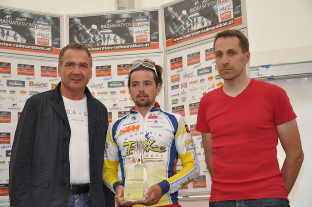 Bürgermeister Mathias Krenn, Sieger der Sprintwertung Phillip Götsch und Organisator Norbert Unterköfler (v.l.)