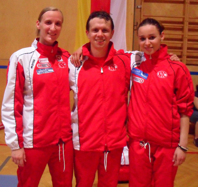 Das KAC-Medaillentrio Sandra Kleinberger, Thomas Macher und Laura Friedl (v.li.) im neuen "KAC-Gwandt"