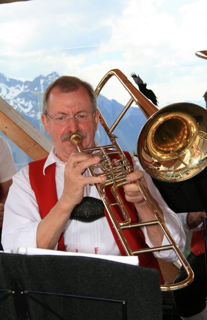 Josef Fröch bei seiner Lieblingsbeschäftigung, dem Musizieren | Foto: Auer