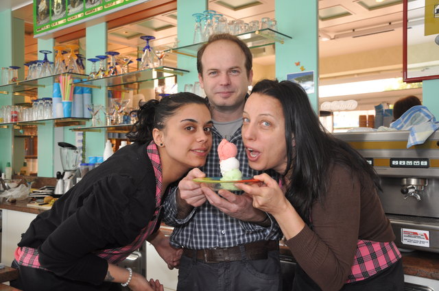 Arno Mazzer mit Schwester Chiara (rechts) und Eisverkäuferin Maria