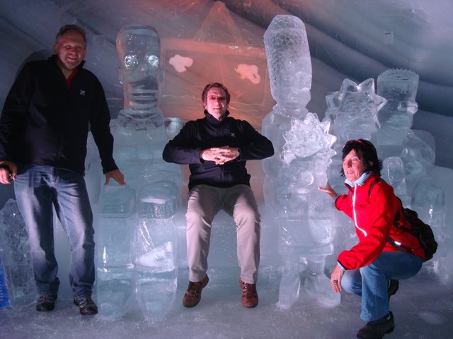 Danach ging es zum Abkühlen in den "Eispalast" auf den 3000 Meter hohen Dachstein