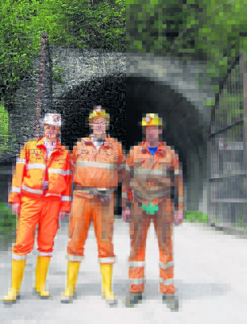 Vor dem Eingang in den Bergbau: Andreas Kriegl, Werksleiter am RHI-Standort in Radenthein, mit den Bergleuten Alfred Hinteregger und Klaus Pertl (v. li.)