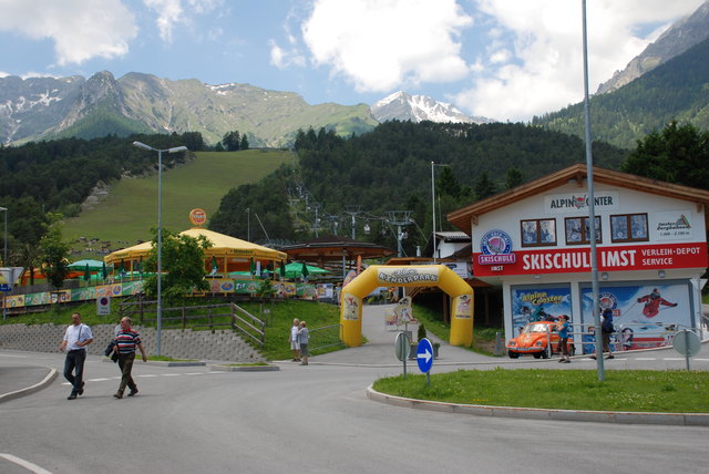 Die Imster Bergbahnen gerieten durch „Kommunikationsprobleme“ zwischen der Sparkasse und der Kommune kurzfristig in Liquiditäts-Schwierigkeiten: Schräge Optik.