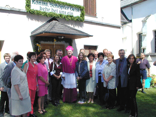 Die letzte Firmung in Haimburg gab es am 6. Juli 2002. Der Kirchenchor begrüßte den Herrn Bischof.