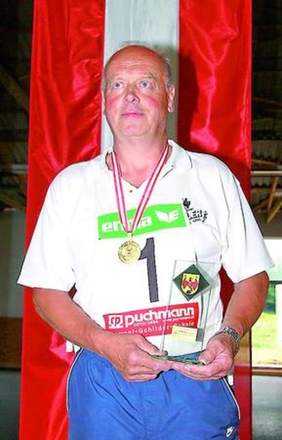Johann Deyer freut sich über seinen neunten österreichischen Meistertitel im Dress von ESV Eisstöcke Ladler Graz.