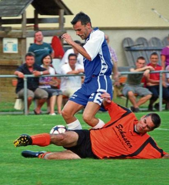 Auch Veranstalter Hof unterlag der Oberligatruppe von St. Anna am Aigen im Finale klar. Beim Union-Turnier dominierte das spielerische Element. Foto: WOCHE