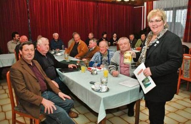 Wanderlehrerin Wilma Scherjau gab Bienenzuchtverein-Obmann Alois Rauch (l.) und den zahlreichen Gästen wertvolle Tipps zur Bienenzucht.