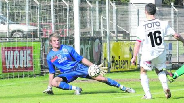 Auch diese Chance von Rene Mitteregger kann DSV-Goalie Alex Schachner vereiteln.