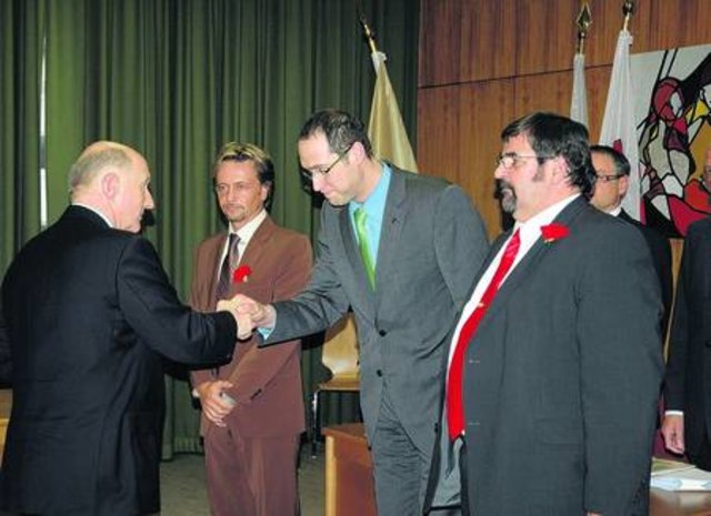 Angelobung: Werner Wurzbach mit Gerald Schmid, Markus Schöck und Bürgermeister Siegfried Schafarik. 	


Foto: Verderber