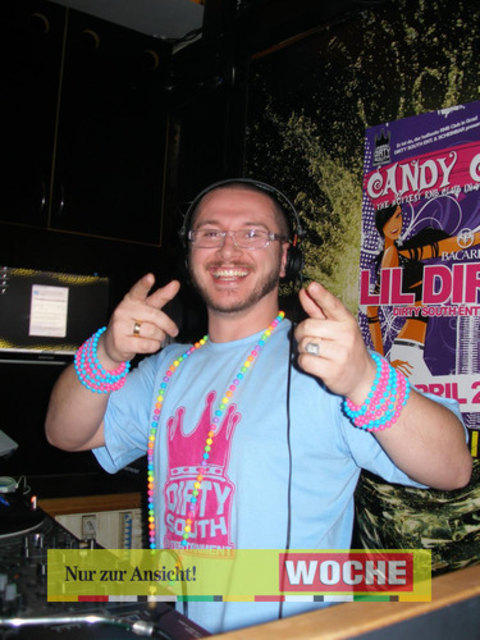 Es ist wieder eine neue Eventreihe, die die Scheinbar unter dem  Namen "Candy Club" Mittwochnacht einweihte! Und weil Süßigkeiten vor allem Frauen so glücklich machen, gab es Lollies, Fizzers und andere Kalorienbomben gleich gratis dazu!