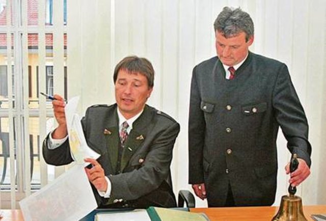 Bürgermeister Johann Winkelmaier und Neo-Stadtrat Josef Wohlfart (r.) schmieden gemeinsam ?Vorstandspläne?